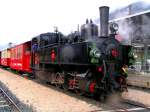 Lok3 steht mit Dampfsonderzug zur Abfahrt am Zillertalbahnhof bereit; 080312
