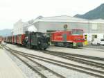 Zug aus Mayrhofen bei der Ankunft in Jenbach.Rechts die Diesellok D13 vor dem Depot.19.09.06