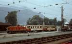 Im Sommer 1977 steht eine Diesellokomotive der Zillertalbahn abfahrbereit vor einem damals typischen Personenzug in Jenbach