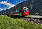 Der SLB Triebwagen VTs 11 fährt zusammen mit dem VT 7 und einem Personenwagen, kurz vor dem Bahnhof Mayrhofen im Zillertal vorüber.