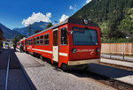VT 7 steht zusammen mit dem SLB Triebwagen VTs 11 und einem Personenwagen, im Bahnhof Mayrhofen im Zillertal.