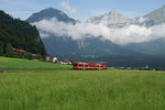 Sommerferien 2016 im Zillertal: Am Morgen des 22.07.2016 rollt ein Zug der Zillertalbahn mit dem Steuerwagen VS 6 an der Spitze von Strass im Zillertal Richtung Schlitters.