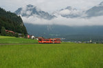 Sommerferien 2016 im Zillertal: Ein Zug der Zillertalbahn mit führendem VT 3 fährt am 23.07.2016 von Strass im Zillertal Richtung Schlitters.