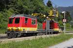 Am 22.05.2017 wurde das Gleis 1 zwischen dem Bahnhof Payerbach-Reichenau und Bahnhof Eichberg für Fahrleitungswartungsarbeiten gesperrt. Der Motorturmwagen X552 104 wurde für diese Arbeiten herangezogen. Hier zu sehen in der Haltestelle Küb.