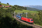 1216.227 fährt mit RJ-557 am Eichberg bergwärts.