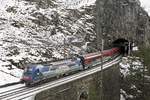 1216 019 (Achensee) mit Railjet beim Weinzettelwandtunnel am 24.01.2018.