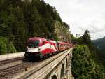 1116 249 mit dem  Flagge Railjet  auf dem Krausel Klause Viadukt, kurz nach Breitenstein.
09.06.2018.