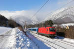 1216.228 fährt mit RJ-73 vor schöner Wolkenstimmung über der Rax bei Payerbach am 11.1.19