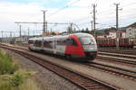 Die Vorfahrt eines Railjet wartet am 24.8.2020 der 5022 051, der noch das alte Schrägdesign trägt, in Gloggnitz ab um dann die Fahrt als SLPNV82195 nach Graz Hbf fortzusetzen.