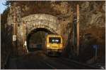 Im Morgenlicht zieht der BB Werbeochse 1216 210  Kapsch , den EC 78  Gustav Klimt  ber den Semmering, fotografiert beim 14m langen Krausel Tunnel nahe Breitenstein.
