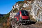 Noch immer wird der railjet am Semmering bergwrts geschoben. 1116 200 mit railjet 555 nach Graz, beim kleinen Krausel Tunnel, am 22.10.2012 kurz nach Breitenstein. 