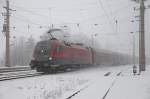 Bei leichtem Nebel fhrt die 1116 242 als RJ654 am 24.01.2013 durch den Bahnhof Eichberg.