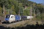 182 521 und 189 158 ziehen am 27.10.2014 einen Güterzug durch den Bahnhof Klamm-Schottwien.