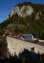  Spalier für die Fahne , RJ-Steuerwagen 80-90 749 am 27. Oktober bei der Überqierung des Krausel-Klause-Viadukts.