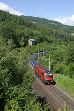 1216.230 fährt mit RJ-553 kurz vor dem Steinbauer-Tunnel am Eichberg bergwärts. 8.6.16