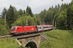 Zwischen der Haltestelle Wolfsbergkogel und dem Bahnhof Breitenstein rollt 1116 271 mit EC 158 die Semmering - Gebirgsbahn talwärts.