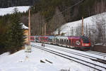 Der RJ 532 von Villach nach Wien wurde am 4.1.2017 von der 1116 225 bespannt. Hier schiebt sie ihre Garnitur durch den winterlichen Bahnhof Breitenstein am Semmering.