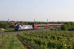 Gegenlichtstimmung mit 1216.019 und RJ-132 mit Pfaffstätten im Hintergrund.