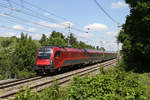 Ein seltenes Bild am RJ-133 durch die in RJ-Lackierung und richtig stehende 1216.020 am Zug in Guntramsdorf.