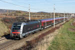 1216 025  world record  bringt den railjet 532 nach Wien. Pfaffstätten, am 22.11.2020.