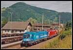 1116 100 + 1116 152 mit Güterzug sind am 19.06.2004 am Umfahrungsgleis des Brucker Frachtenbahnhos unterwegs.