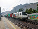 Peggau-Deutschfeistritz. Die 1216 955 fährt hier am 16.08.2023 mit einem Containerzug durch Peggau.