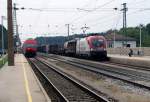 1016 047  Wiener Stdtische Versicherung  am 12.09.2008 mit Gterzug bei der Durchfahrt von St.Egyden. Von Bahnsteig 2 fhrt soeben der Regionalzug nach Payerbach-Reichenau ab.