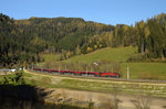 99% der Eisenbahnfans leiden darunter, dass sie in Ostösterreich nur die Semmeringbahn, noch genauer den Abschnitt Gloggnitz-Mürzzuschlag als schöne Strecke kennen. Aber auch die Aspangbahn und die Südbahn südlich von Mürzzuschlag bietet hervorragende Motiven, wie dieser hier, aus dem nur die trittsichersten Eisenbahnfans den Blick auf das Mürztal und die Aussenkurve geniessen kann. Statt der Semmeringpendel 4020er kommen hier nebst Güterzüge und railjets Momntag bis Samstag stündlich Regionalzüge vor die Linse; die bischer mit Wendezügen und 1142 bzw. 1144ern geführten Verstärkerzüge von und nach Bruck und Graz wurden mittlerweile durch die 4744ern ersetz (den ich nicht als Desiro bezeichen will; Desiro war, ist und bleibt die Baureihe 642 / 5022), während den zweistündlichen Grundangebot nach Friesach weiterhin die Enten der Baureihe 4024 fahren. 

Am 31.10.2016, einem wunderschönen Herbsttag schlängelt 1116.247 mit dem 657 nach Graz. 