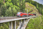 1116 200-7 fährt am Zugschluss des railjet 596 (Flughafen Wien (VIE) - Klagenfurt Hbf) über die Kaponiggraben-Brücke bei Obervellach.
Aufgenommen am 14.5.2017.