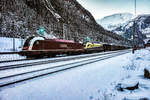 SLB 1216 940-7 und DISPO 182 580-1 durchfahren mit einem Güterzug in Richtung Kärnten, den winterlichen Bahnhof Böckstein.