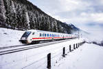 Mit dem Steuerwagen voraus fährt der EC 114  Wörthersee  (Klagenfurt Hbf - Dortmund Hbf), bei Penk, die Tauernbahn-Südrampe hinauf.
Schublok war 101 120-4
Aufgenommen am 2.1.2018.