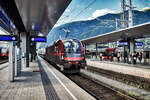 1216 017-4 durchfährt mit einem Güterzug, auf dem Weg nach Salzburg, den Bahnhof Spittal-Millstättersee.