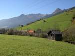 Zwischen Bad Hofgastein und Dorfgastein ist am Morgen des 18.10.05 EC 114  Wrthersee  nach Dortmund unterwegs.