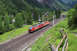 ÖBB 1293 016-2 überführt hier 1144 041-1 und hat soeben den Tauerntunnel mit Fahrtrichtung Süden verlassen. (11.06.2023)