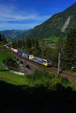 Am 28.08.12 zogen LM 189 912  Cream Moving Europe  und 185 663 den LM-TEC 43129 (Mnchen Ost Rbf - Verona Q.E.) ber das Pykershhe-Viadukt bei Bad Hofgastein.