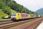 Am 1.Juli 2012 waren E189 907 mit einer Schwesterlok mit einem KLV-Zug auf dem Weg Richtung Villach/Tarvisio-Boscoverde. Hier bei der Durchfahrt in Dorfgastein auf der Tauernbahn.