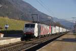 189 904 und 185 664 ziehen am 11.12.2013 einen Güterzug durch die Haltestelle Weißenstein-Kellerberg.