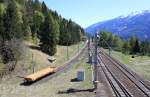 Blick auf den Bahnhof Penk, zwar nur über eine Schotterstraße erreichbar, jedoch wird man mit einem schönen Ausblick wie diesen belohnt, links unten heute als Abstellgleis verwendet befindet sich das ehemalige Südportal des Zwengenbergtunnels der alten Tauernbahntrasse, April 2014