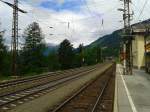 Blick auf den Bahnhof Penk am 21.6.2015. Erstaunlich ist, dass die vier Regionalüge diese hier halten seit ein paar Jahren nicht mehr nur bei Bedarf halten, sondern wieder einen regelmäßigen Halt haben. Wenn man sich nämlich die Zufahrtsstraße ansieht (erst schmaler Asphaltweg, dann ab der Hälfte Schotterweg mit tiefen Rinnen), oder die 6 P+R-Sellplätze (Wiese), dann fragt man sich schon ob hier wirklich noch jemand ein- oder aussteigt.