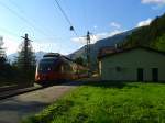 Hier ist zu sehen ist 4024 177-6 als R 4939 (Mallnitz-Obervellach - Spittal-Millstättersee) beim Halt im Bahnhof Penk.