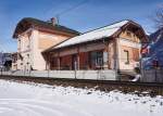 Blick auf das Bahnhofsgebäude vom 2006 aufgelassenen Bahnhof Angertal.