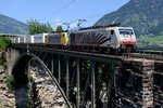 Lokomotion 189 904 passierte am 27. Juli 2013 mit einer Schwestermaschine und einem Ekol-KLV die Angerschluchtbrücke bei Bad Hofgastein.