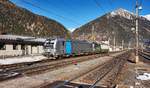 Die beiden von der SETG gemieteten Lokomotiven 192 212-8 von ELL und 193 801-8 von RAILPOOL machen sich in Mallnitz-Obervellach auf den Weg in Richtung Spittal-Millstättersee.
Aufgenommen am 15.2.2017.