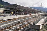 Umbau Bahnhof Schwaz, der Mittenbahnsteig soll barrierefrei ausgebaut werden und erhält ein neues Bahnsteigdach. Aufgenommen 25.8.2020.