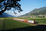 Bis vor knapp 8 Jahren waren rund um Schwaz im Tiroler Unterinntal zahlreiche Fern- und Güterzüge zu beobachten, die teils mit interessanten Zusammenstellungen faszinierten. Durch die Inbetriebnahme des neuen Unterinntaltunnels wurden diese unter die Erde verlegt, weshalb der einst dicht befahrene Abschnitt bei Schwaz nur mehr von Talent-Zügen und einzelnen Güterzügen (wie etwa Reserven oder der Rollenden Landstraße) befahren wird. Durch den nur 1x täglich verkehrenden IC-Umlauf Innsbruck - Graz, der mit Loks der Reihe 1144 bespannt wird, ergibt sich dennoch die Möglichkeit, 2 mal am Tag einen planmäßig auf der alten Bestandstrecke geführten Fernreisezug anzutreffen. Erfreulicherweise kommt der abendliche IC bei Schwaz im Frühsommer auch noch zu genau jener Zeit durch, in der das Licht-/Schattenspiel für eine besondere Stimmung sorgt. Am 24. Juni 2020 konnte ich den besagten IC 518  Hahnenkamm  auf seiner Fahrt von Graz Hbf Richtung Innsbruck Hbf zwischen Schwaz und Pill-Vomperbach festhalten, als er unter Führung eines 80-73-Steuerwagens Richtung Zielbahnhof unterwegs war. Geschoben hat an diesem Tag die 1144 210-2.