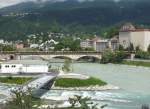 Bauzug auf der Brcke nach Mhlau - das Gebude rechts hinter dem Flu ist die Rauchmhle. Der Zug, geschoben von einer 2143, ist unterwegs mit frischem Schotter zu einer Gleisbaustelle knapp zwei Kilometer stlich von hier. Ende Juni 2011 kHds