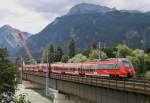 Am Nachmittag des 17.6.2014 überquert der Talent 2 442 208 (Zweiteilig, mit Österreichzulassung) der DB Regio ``Werdenfelsbahn`` die Innbrücke bei Brixlegg Richtung Innsbruck. Komplett Neu und noch nicht für den Personenverkehr zugelassen. Die Sitze waren noch in Folie gehüllt und der Einstieg ist durch Hinweisschilder untersagt. Wahrscheinlich fährt er in Zukunft von Innsbruck nach München, aber über die Karwendelbahn (Garmisch-Partenkirchen). 