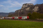 1144 046-0 an der Mixtur aus Fernverkehrs- und Cityshuttle Wagen im Regionaldienst. 1.4.21, Hohenems. 