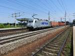 386 004-6(METRANS) durchfährt mit einem Conainerzug den Bahnhof Schwanenstadt in Richtung Salzburg; 180718