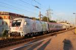 1116 130  Frontrunner  vor dem Hotel an der Wien und dem REX 1948  REX 200  von Wien Westbahnhof (Ws) nach Amstetten (Ams), hier bei der Ausfahrt des Bahnhof Wien Htteldorf (Hf); am 16.08.2013